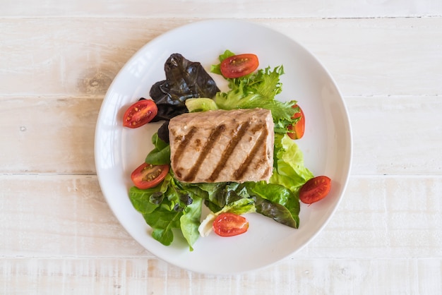 steak de thon à la salade