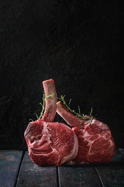 Steak tomahawk cru