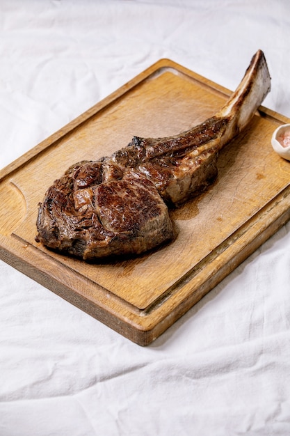 Steak de tomahawk grillé