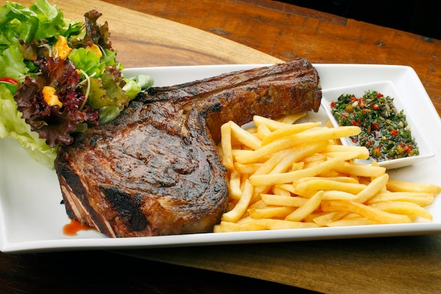 Steak Tomahawk avec salade de pommes de terre