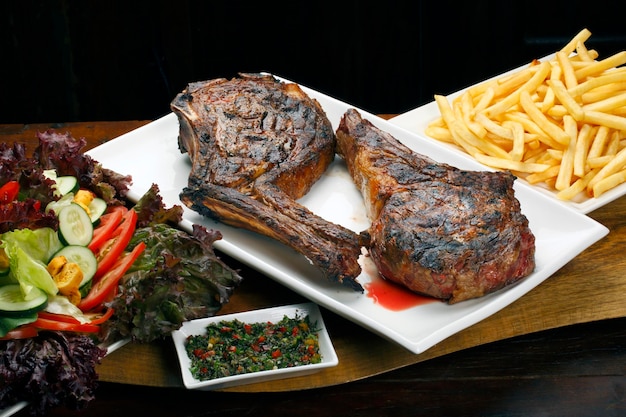 Steak Tomahawk avec salade de pommes de terre