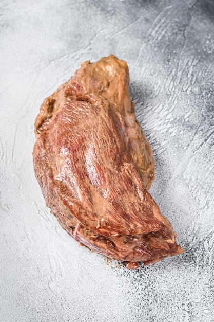 Steak à trois pointes de boeuf mariné cru pour rôti.
