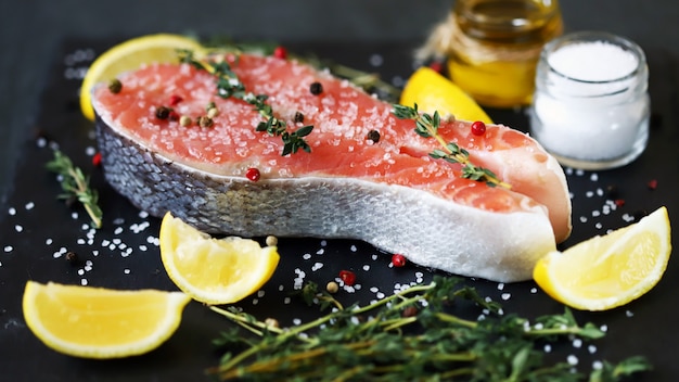 Steak de truite aux épices et sel de mer.