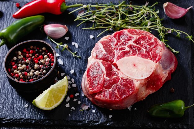 Un steak de veau cru sur une planche de pierre