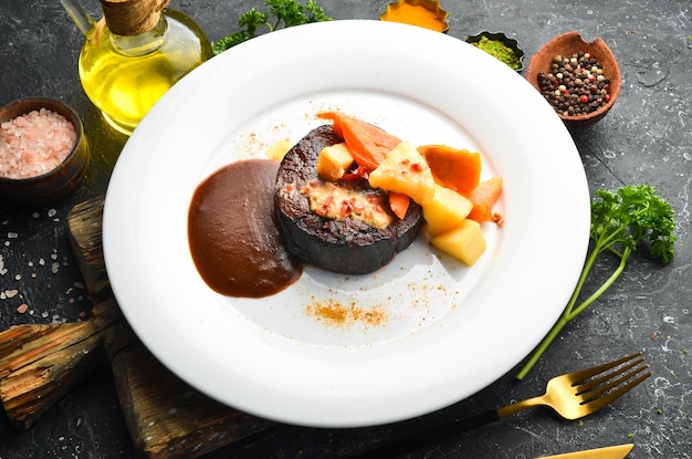 Steak de veau cuit au four avec des légumes sur une assiette. Menu du restaurant. Gastronomie européenne.