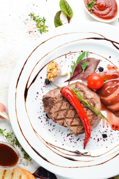 Steak de veau juteux au piment et poire sur une assiette Vue de dessus Espace de copie gratuit