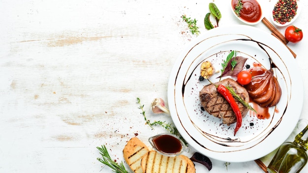 Steak de veau juteux au piment et poire sur une assiette Vue de dessus Espace de copie gratuit