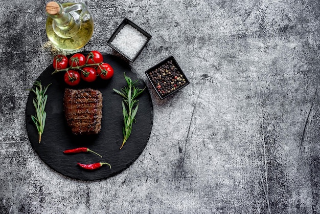 Un steak avec un verre de vin et une bouteille de vin.