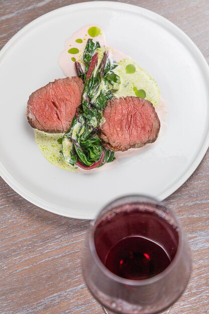 Photo steak avec un verre de vin rouge