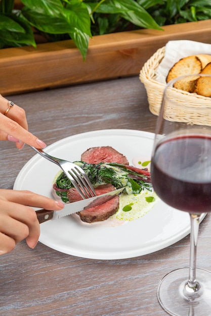 Steak avec un verre de vin rouge