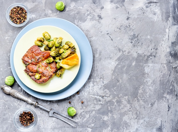 Steak de viande aux légumes