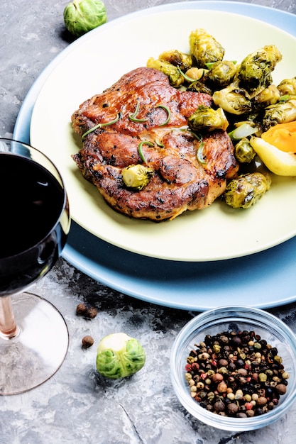 Steak de viande aux légumes