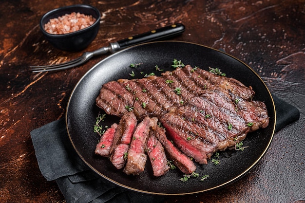 Steak de viande de bœuf de Denver barbecue sur une assiette Fond sombre Vue de dessus