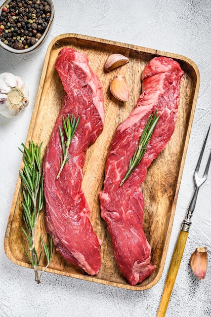 Steak de viande de boeuf machette jupe crue sur une planche à découper