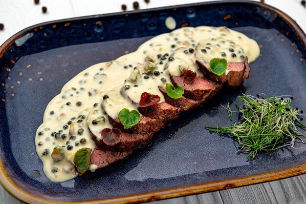 Photo steak de viande de boeuf rôti avec sauce au poivre