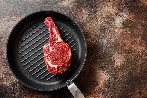 Steak de viande de boeuf Spencer cru sur la lèchefrite