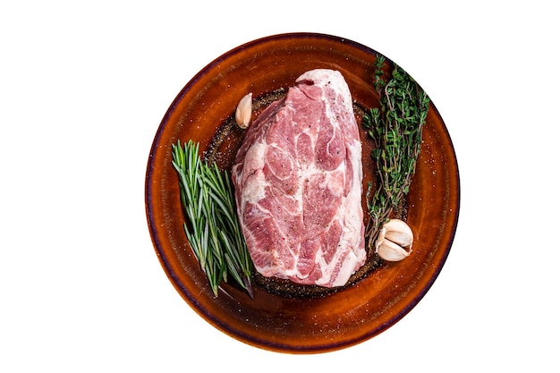 Steak de viande crue de cou de porc dans une assiette rustique de haute qualité à fond blanc isolé