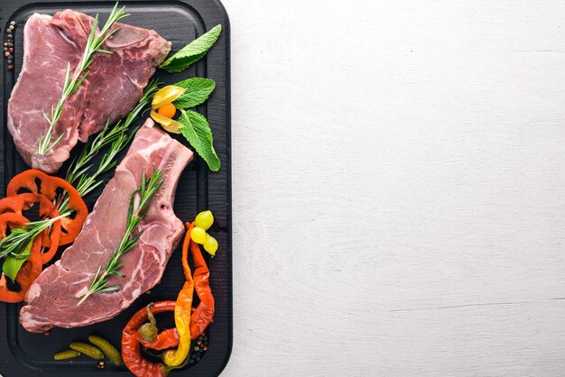 Steak de viande crue et épices sur planche de bois Vue de dessus Espace libre