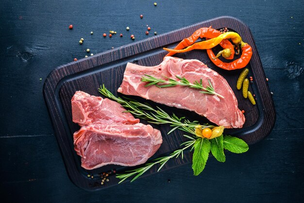 Steak de viande crue et épices sur planche de bois Vue de dessus Espace libre