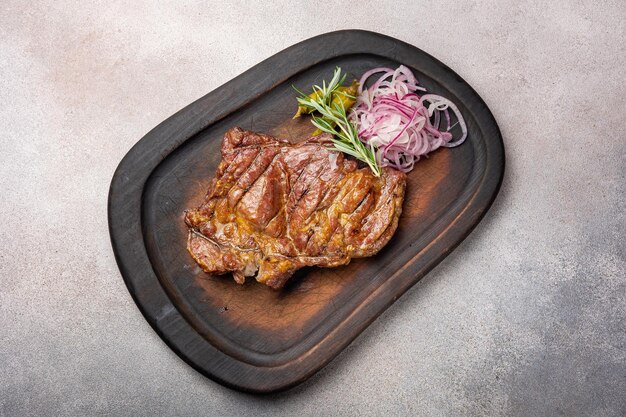 Steak de viande dans un restaurant Un plat de viande