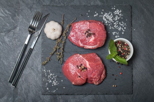 Steak de viande fraîche crue et assaisonnements