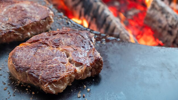 Steak de viande frit à la flamme nue