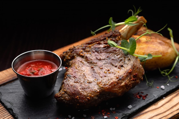 Steak de viande frite sur ardoise