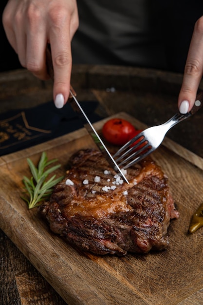 steak de viande grillé sur une planche de bois avec des épices dans un restaurant haut de gamme