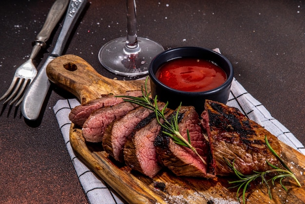 Steak de viande grillé sur table sombre