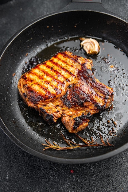 Steak de viande grillé viande de porc boeuf deuxième plat aliments sains portion fraîche repas sain aliments