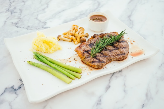 Steak de viande grillée au bœuf