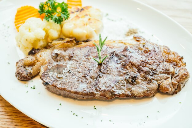 Steak de viande grillée au légume