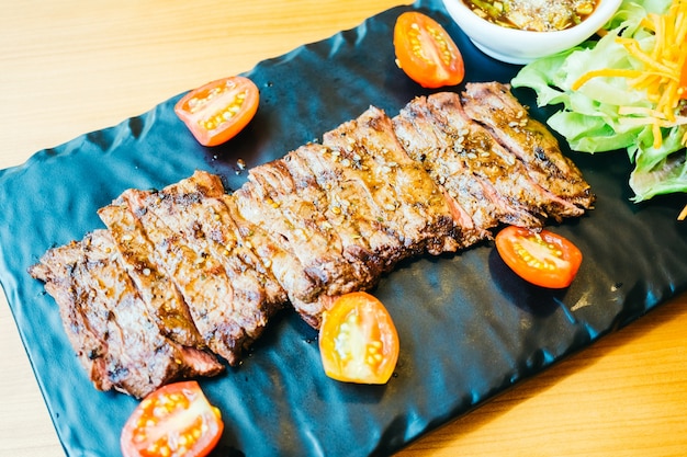 Steak de viande grillée au légume