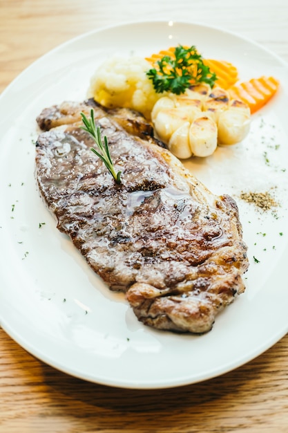 Photo steak de viande grillée au légume