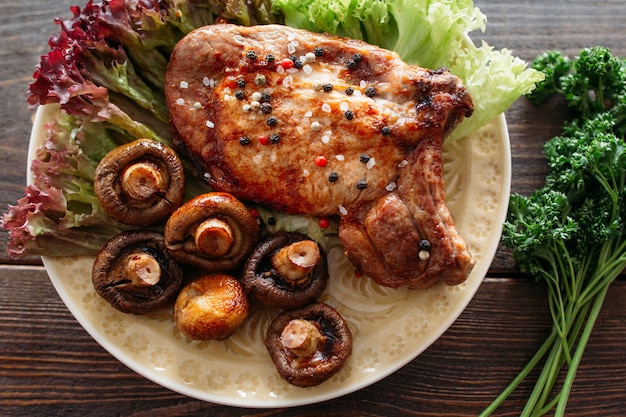 Steak de viande grillée aux poivrons et champignons