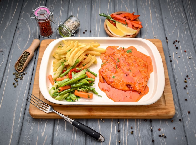 Steak de viande avec des légumes à la sauce aigre-douce