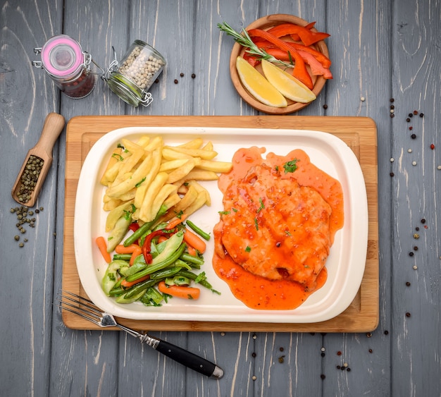 Steak de viande avec des légumes à la sauce aigre-douce