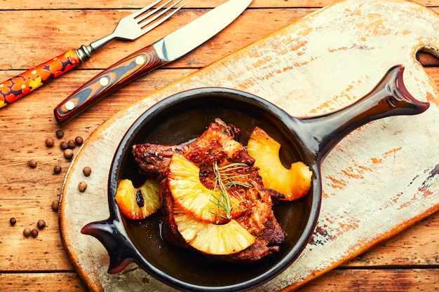 Steak de viande mariné à l'ananas