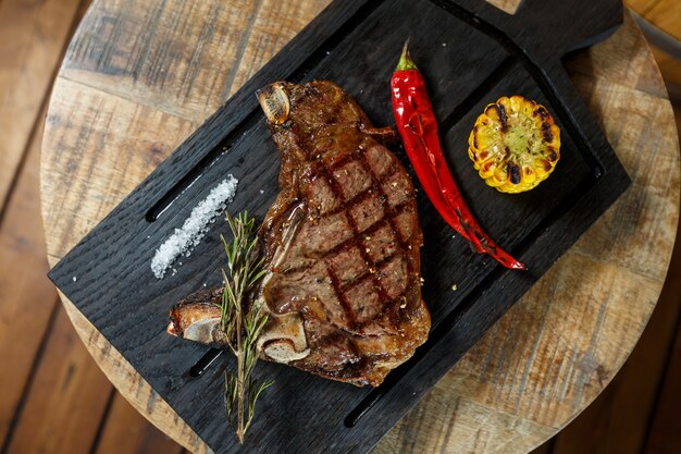 Steak de viande sur la planche