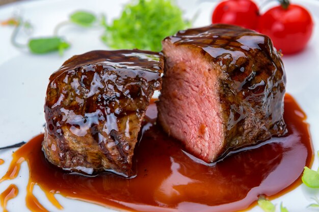 Steak de viande en sauce