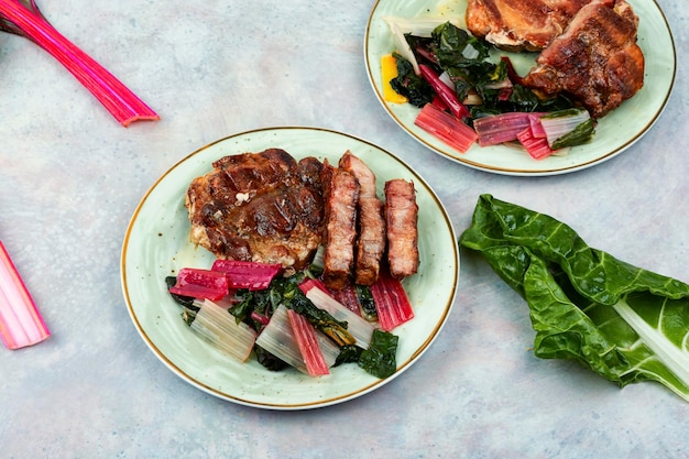 Steak de viande savoureux avec salade verte