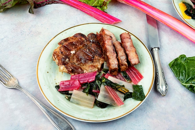 Steak de viande savoureux avec salade verte