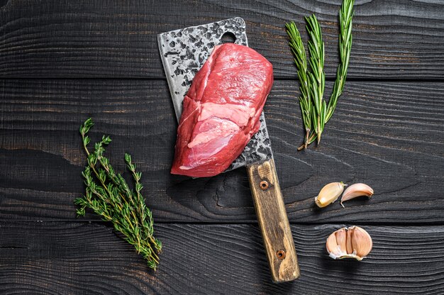 Steak de viande de veau cru frais sur un couperet à viande