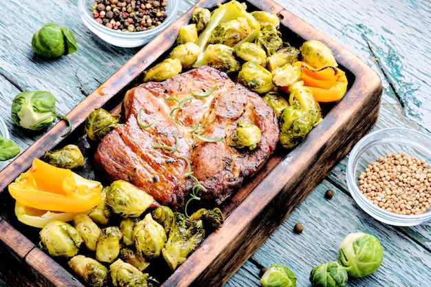 Steaks de boeuf aux légumes grillés