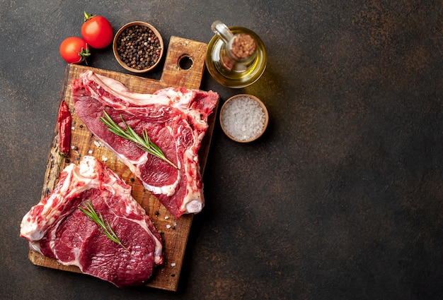 steaks de boeuf cru aux épices et romarin sur un fond de pierre avec copie espace