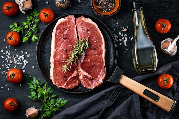 Steaks de boeuf cru aux épices sur la table