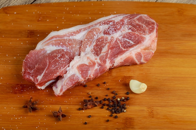 Steaks de boeuf cru frais Prime Angus sur une planche en bois: filet, filet, oeil
