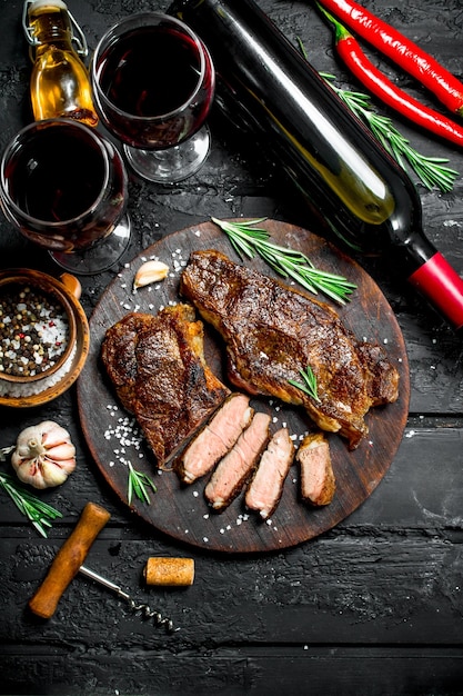 Steaks de bœuf grillés aux herbes et vin rouge