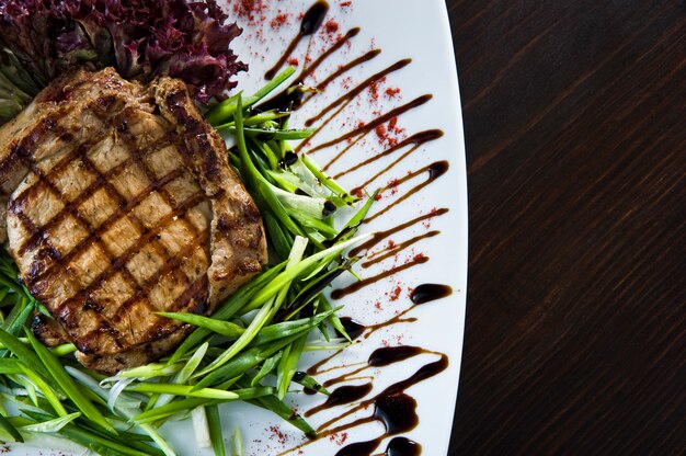 Steaks de boeuf grillés dans l'assiette.