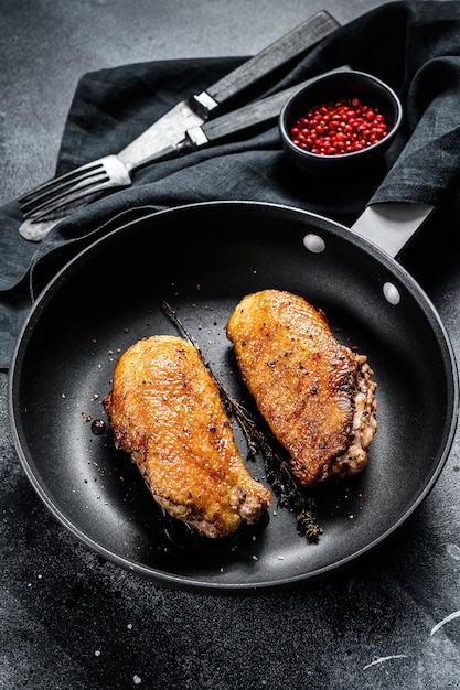 Steaks de canard grillés. Fond noir. Vue de dessus